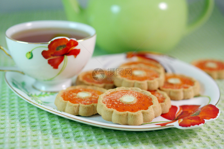 茶杯和饼干在桌布上蛋糕服务糕点早餐小吃美味食物托盘图片