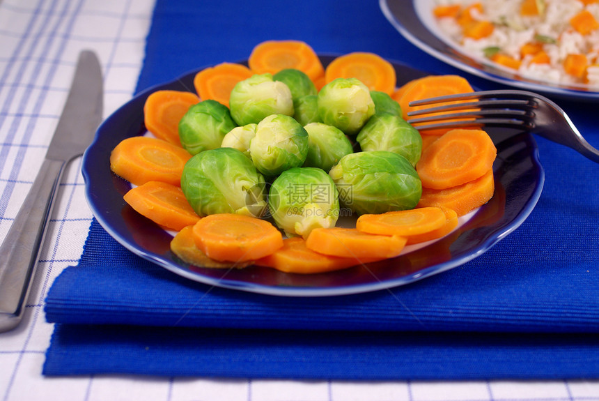 煮蔬菜和大米蓝色食物桌布饮食营养萝卜倾斜素菜盘子桌子图片