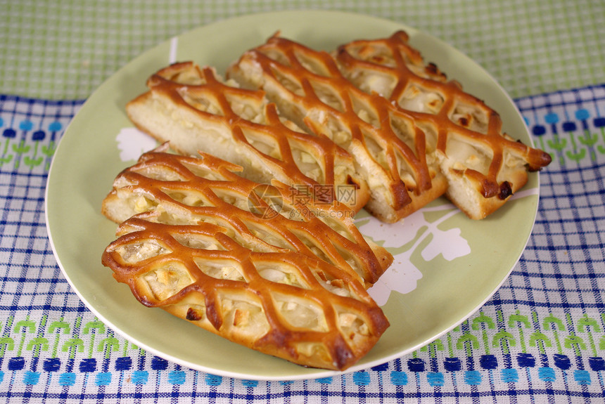 环形小吃糕点盘子馅饼食物黄色桌布脆皮蛋糕餐具图片