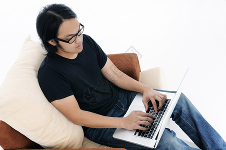 使用膝上型电脑的青年男子技术学生男性笔记本男人成人背景图片