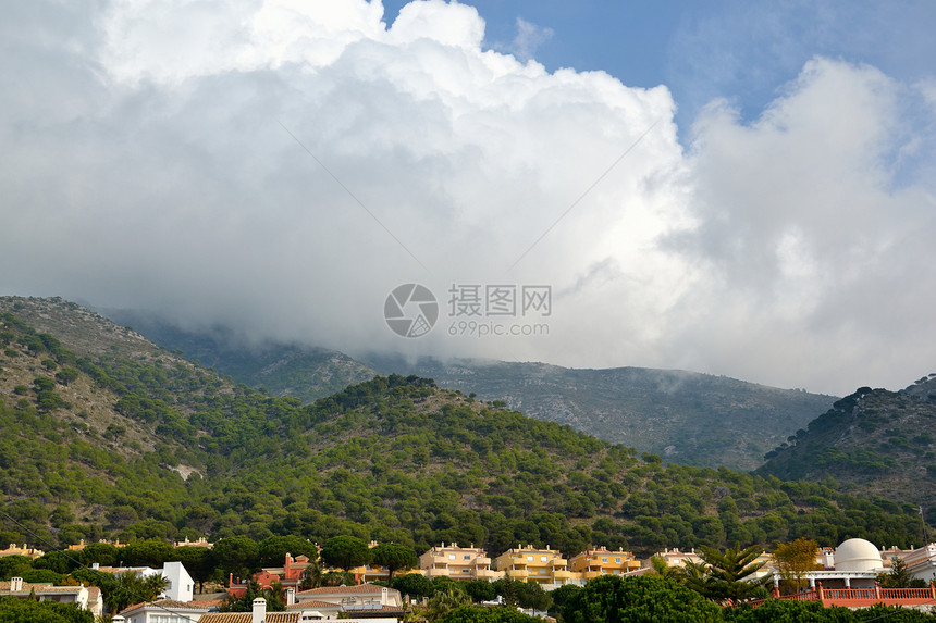 米哈斯山丘天空山脉绿色建筑物旅游爬坡森林房子图片