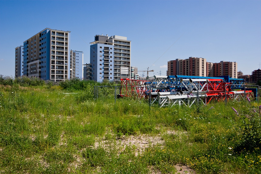 新建造新建筑生长建筑学地面植被水平工地蓝色公寓结构职场图片