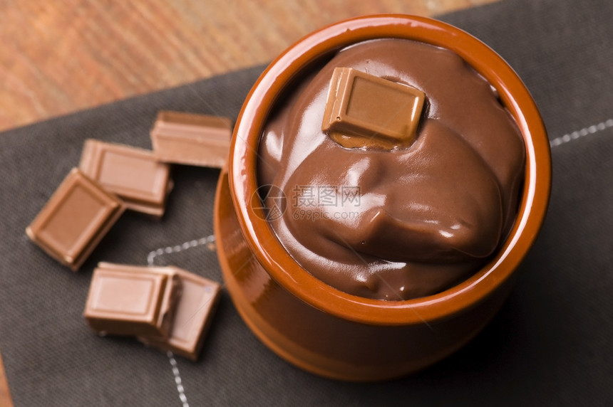 自制巧克力布料甜点奶油状挑衅厨房糕点牛奶液体诱惑勺子美食图片