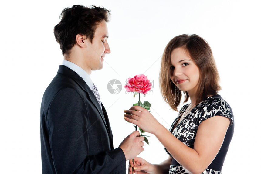 男人给女人送花花朵女孩快乐妻子玫瑰夫妻红色微笑家庭幸福图片