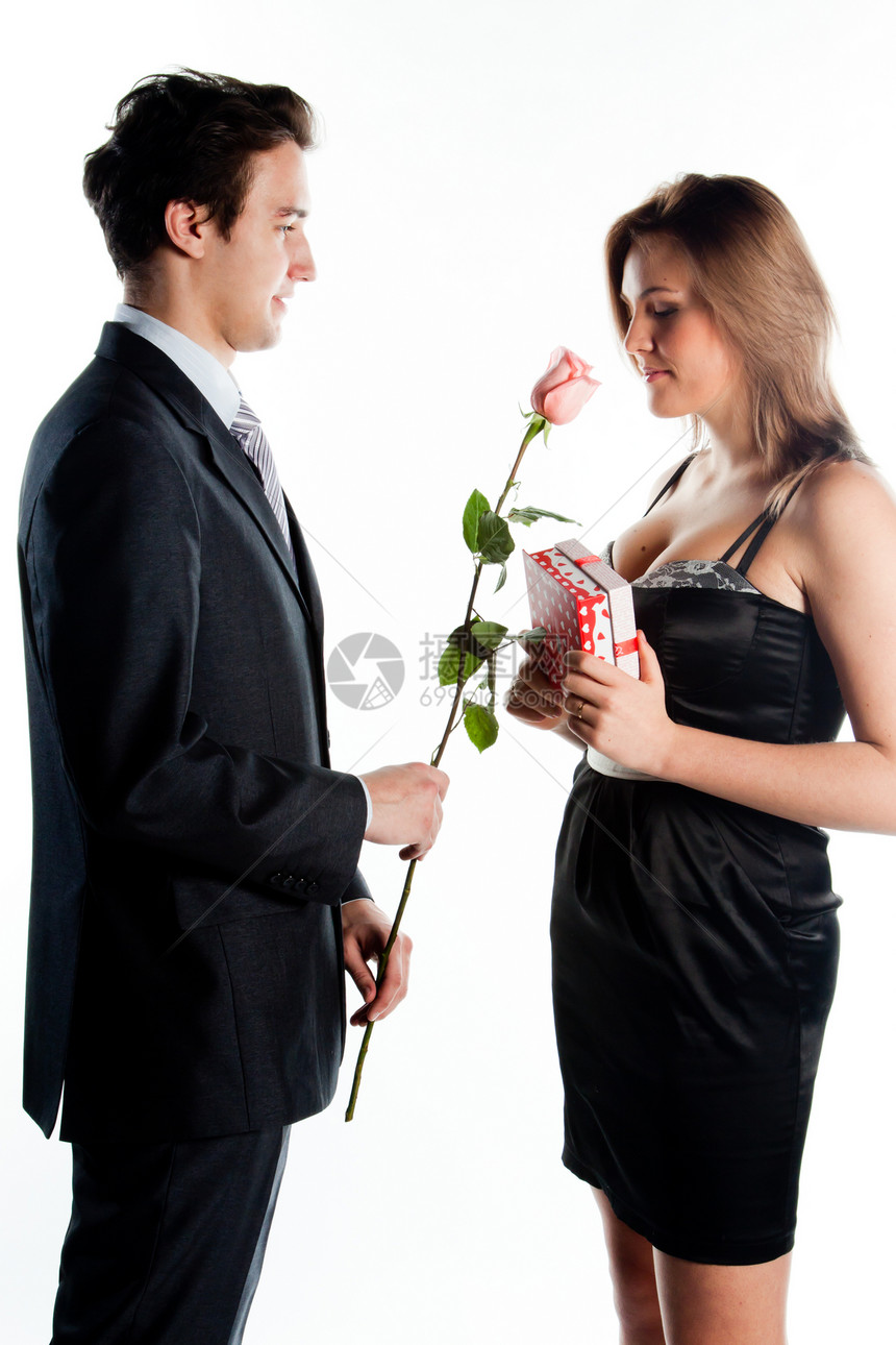男人给女人送花花朵女孩男性丈夫女士红色微笑家庭玫瑰女性图片