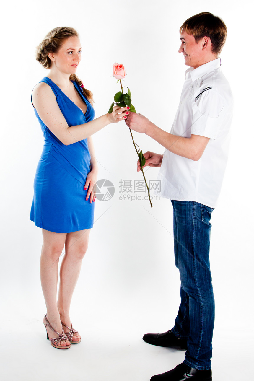 男人给女人送花红色微笑幸福男性礼物女性女孩家庭女士玫瑰图片