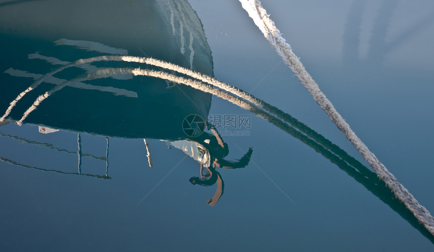 渔船阴影反射甲板细绳绳索金属海港血管航海航行图片