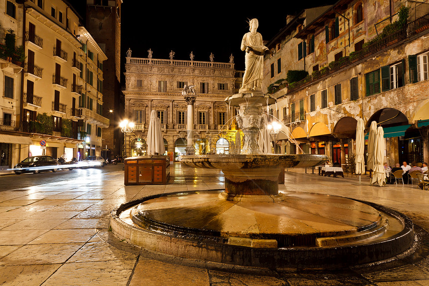意大利维罗纳的场景大理石正方形旅游方尖碑柱子雕像雕塑房子旅行图片