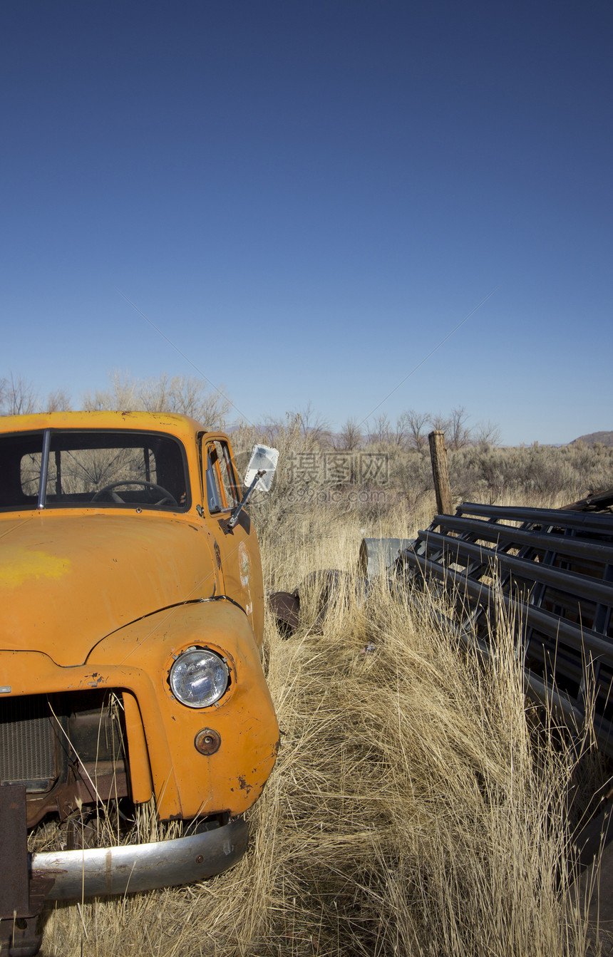 旧遗弃的橙色卡车交通复兴陆地太阳恢复艺术草原田园风光棕色图片