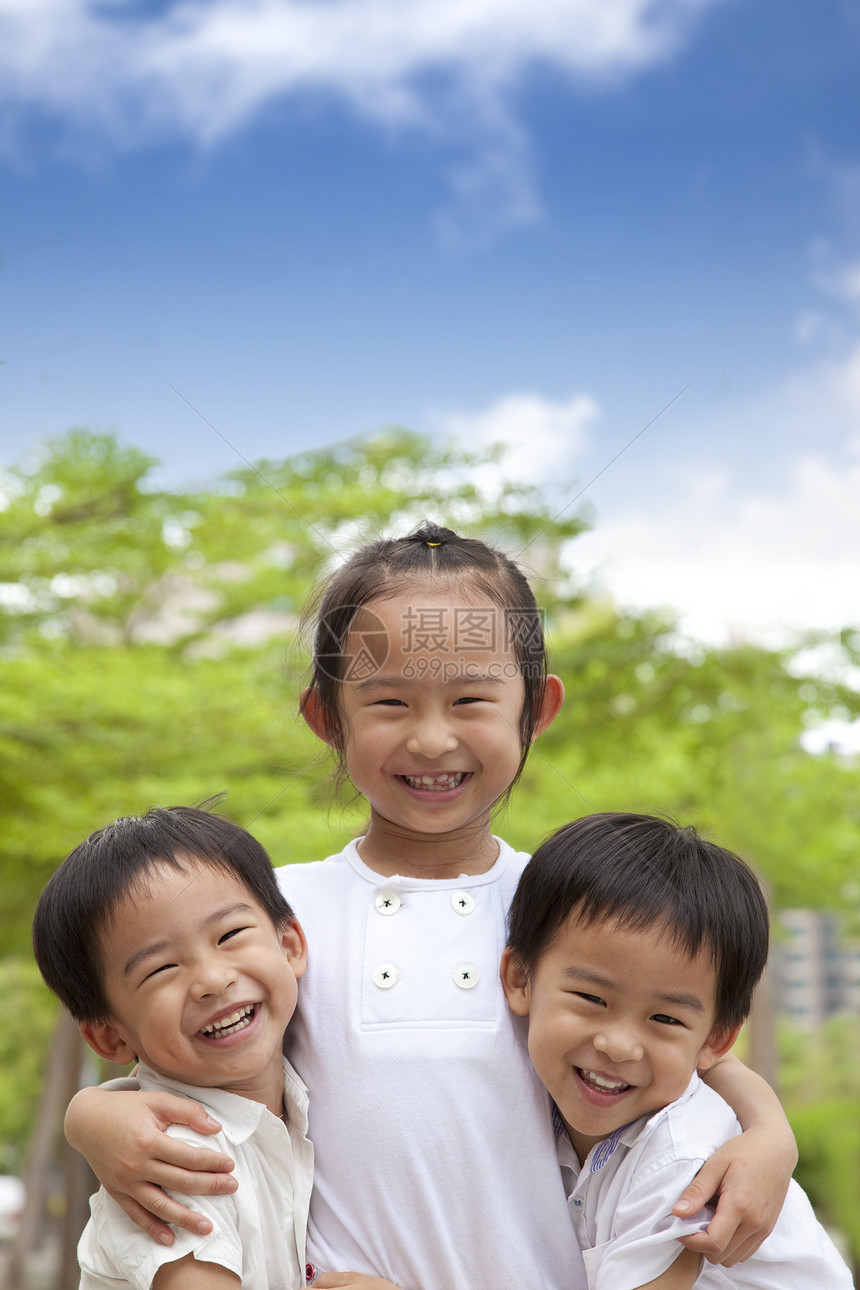 三个快乐的亚洲孩子图片