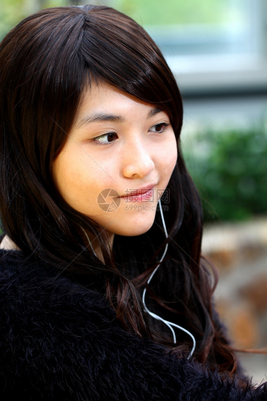 亚裔妇女听音乐音乐闲暇女性幸福青年女士公园自由音乐播放器女孩图片