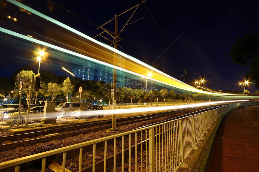 夜间轻轨戏剧性速度驾驶线条城市蓝色商业建筑场景运动图片