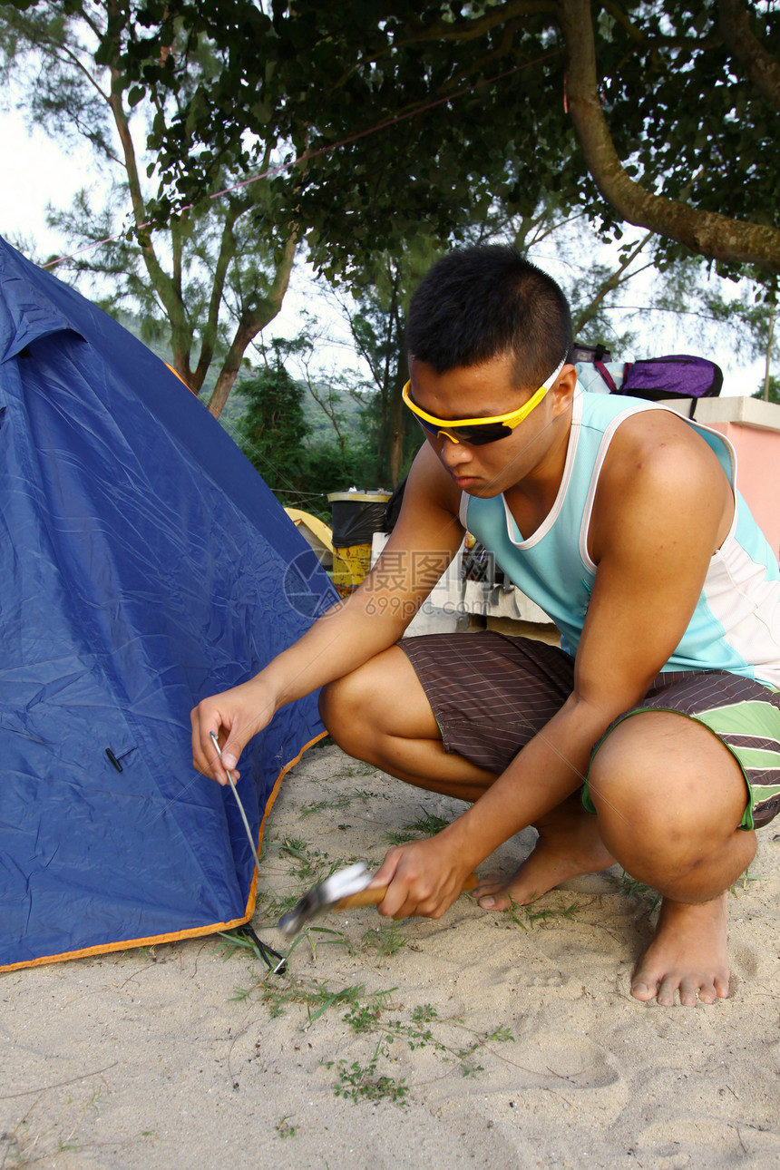 亚洲男人在露营中搭帐篷图片