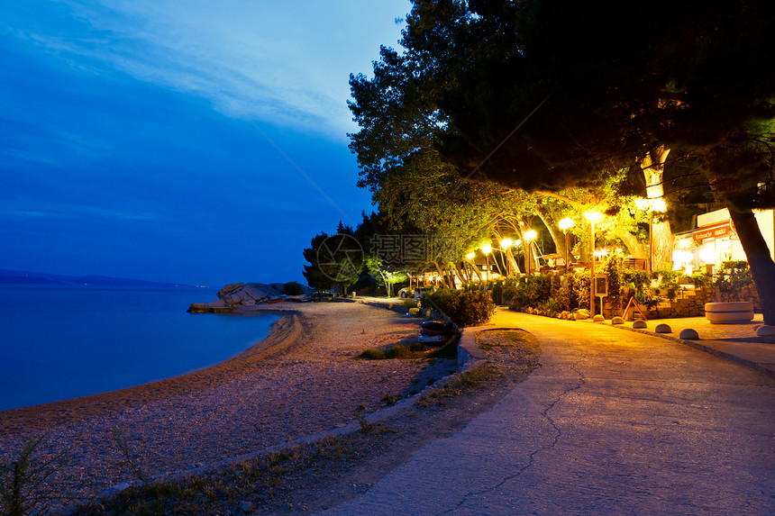 克罗地亚布雷拉夜间海面附近海滩餐厅(餐馆)图片