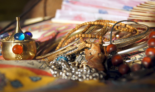 印度的记忆回忆快照檀香旅游手镯扇子传统旅行珠宝背景图片