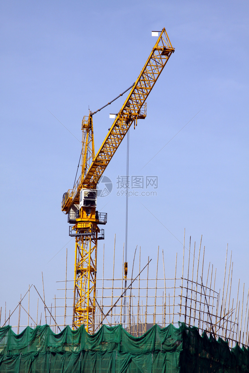 建筑起重机水泥项目建造城市蓝色格子工程网络脚手架对角线图片