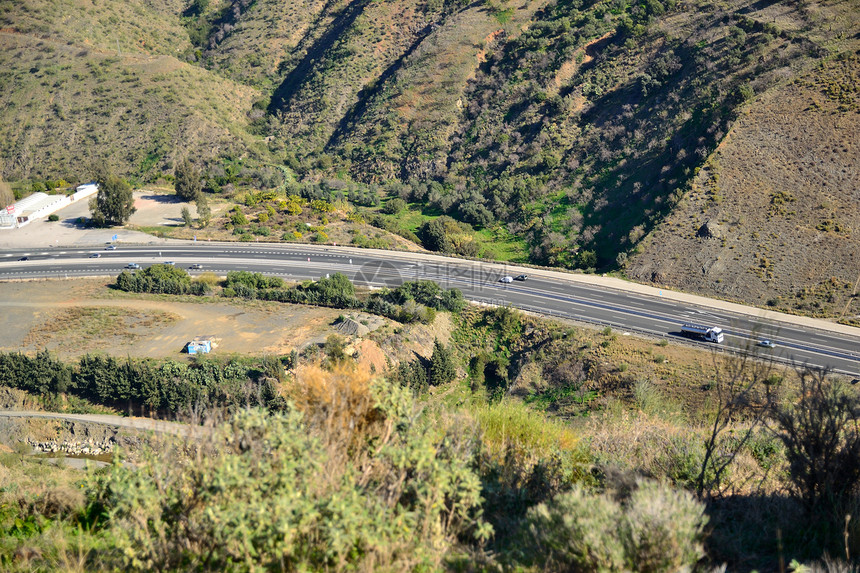 山中的道路交通全景旅游爬坡山脉城市景观图片