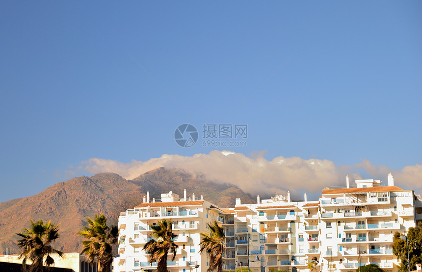 山下有许多城市建筑学街道景观历史山峰旅游旅行建筑海滩积木图片