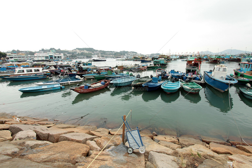 香港的长洲海景 渔船是反黑船蓝色码头商业自行车垃圾工艺渔夫海洋房子港口图片