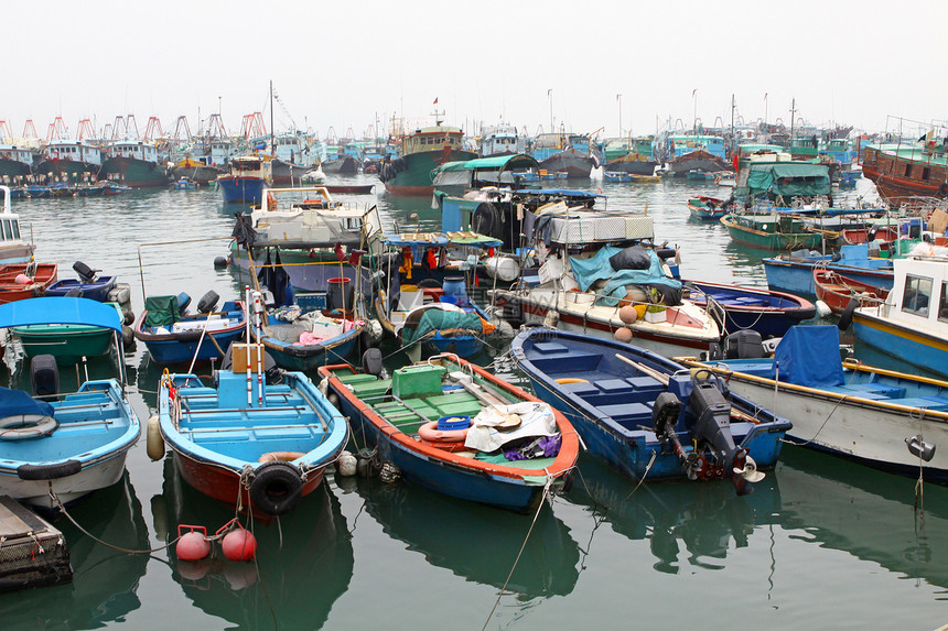 香港的长洲海景 渔船是反黑船工艺自行车垃圾蓝色血管商业渔夫船屋港口房子图片