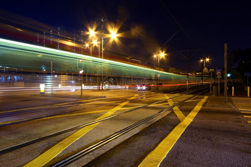 香港夜间的轻型铁路市中心街道建筑城市速度交通火车轻轨线条场景图片