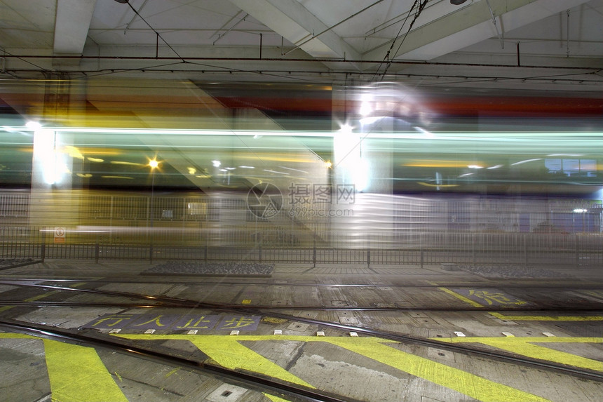 香港夜间的轻型铁路蓝色建筑城市景观火车运输旅行街道驾驶场景图片