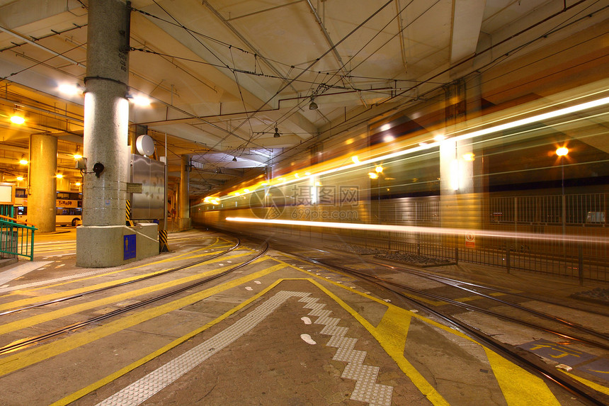 香港夜间的轻型铁路场景运输辉光市中心城市交通旅行驾驶线条运动图片