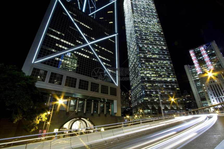 夜间通过香港市中心进行交通往来旅行场景速度街道景观驾驶公共汽车线条辉光商业图片