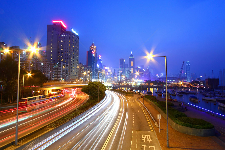 夜间通过香港市中心进行交通往来辉光旅行场景公共汽车建筑街道城市驾驶戏剧性速度图片