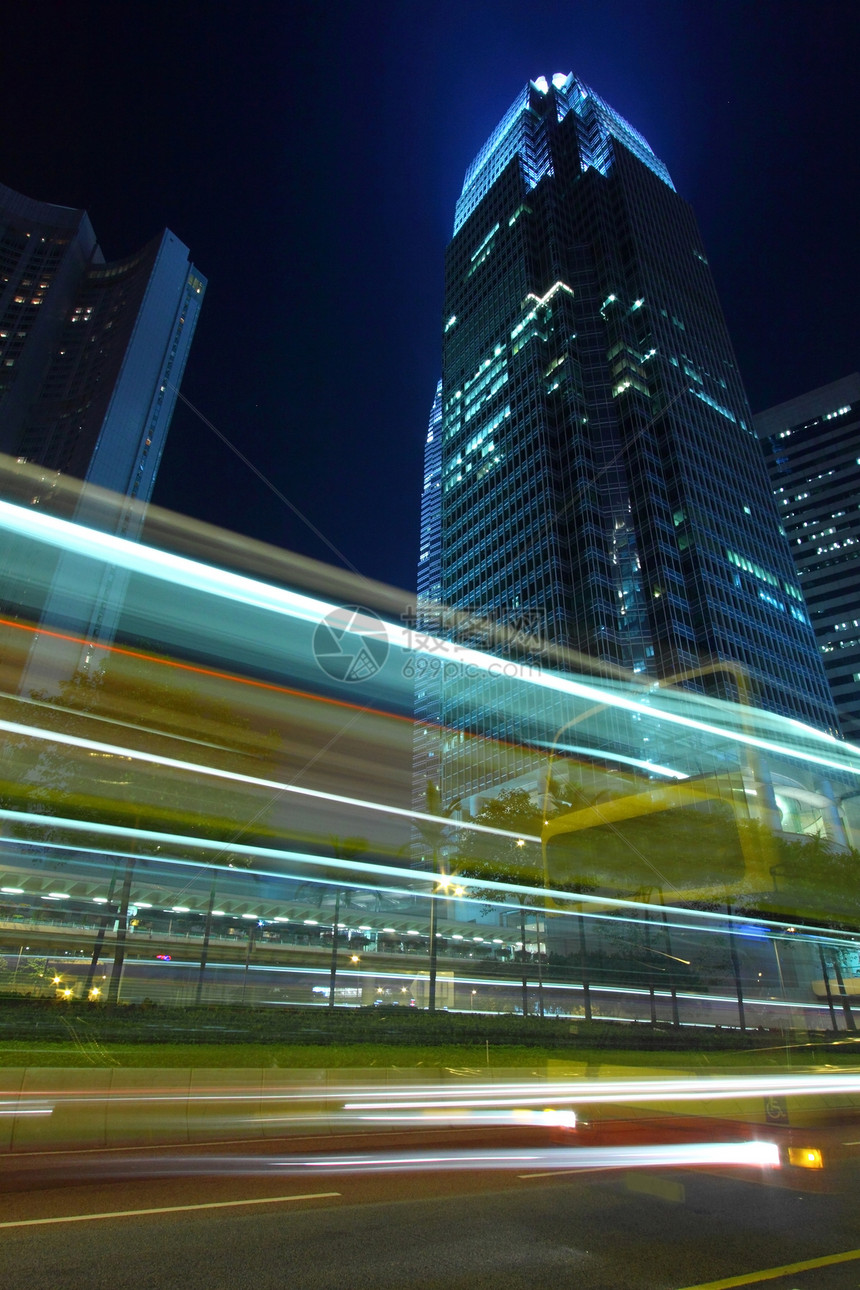 夜间通过香港市中心进行交通往来城市市中心戏剧性景观运动辉光线条速度运输蓝色图片