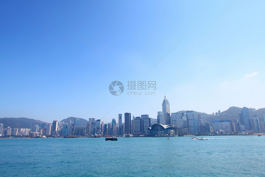 香港沿海岸线的天际线渡船摩天大楼商业天空景观蓝色晴天旅行全景建筑图片