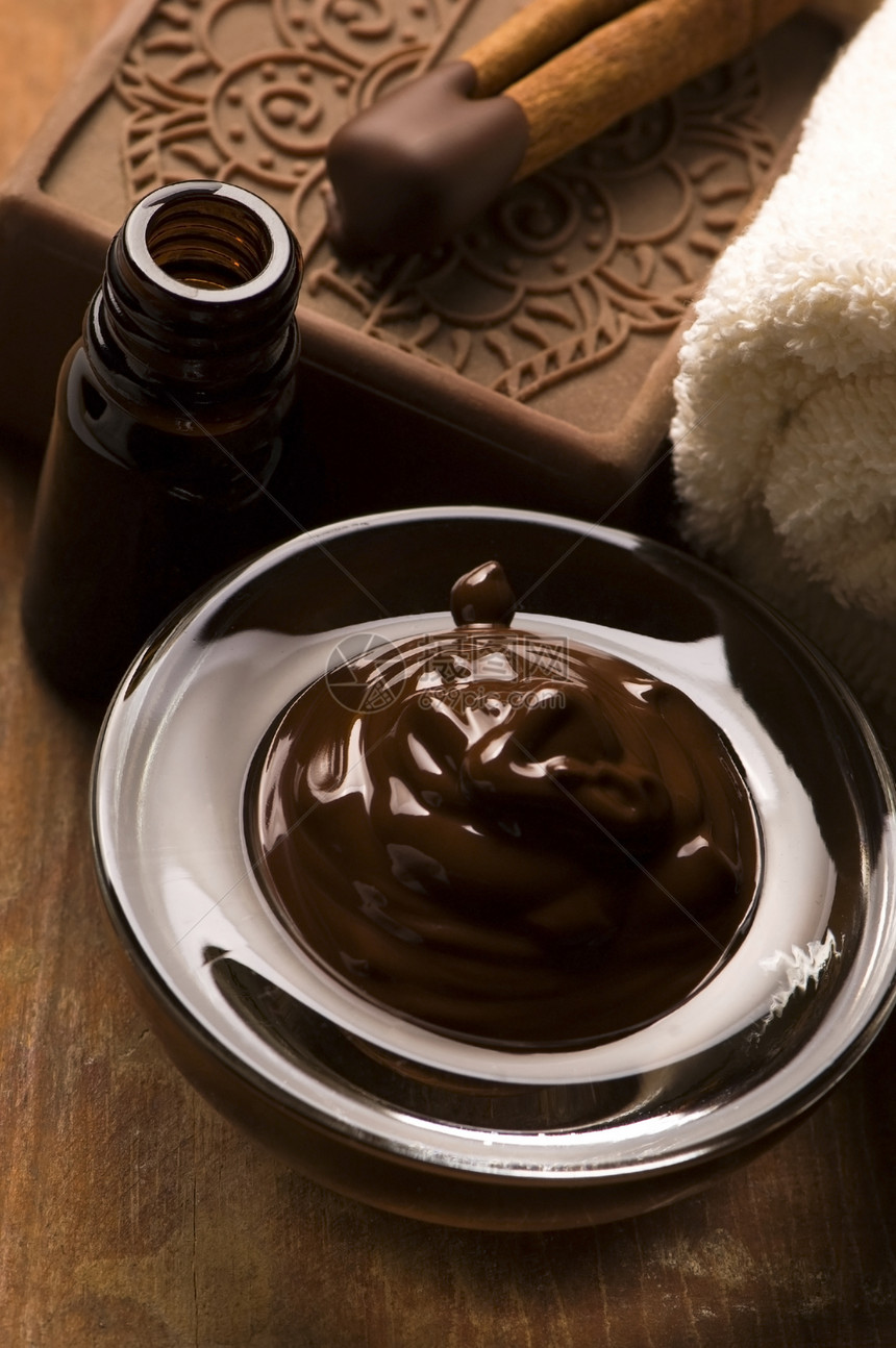 带有肉桂的巧克力SPA香料蜡烛身体乳肥皂药品白色草本植物面具水疗棕色图片