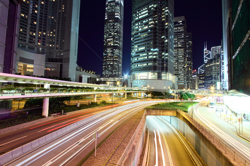 夜间通过香港市中心进行交通往来公共汽车场景市中心建筑街道蓝色运输景观旅行驾驶图片