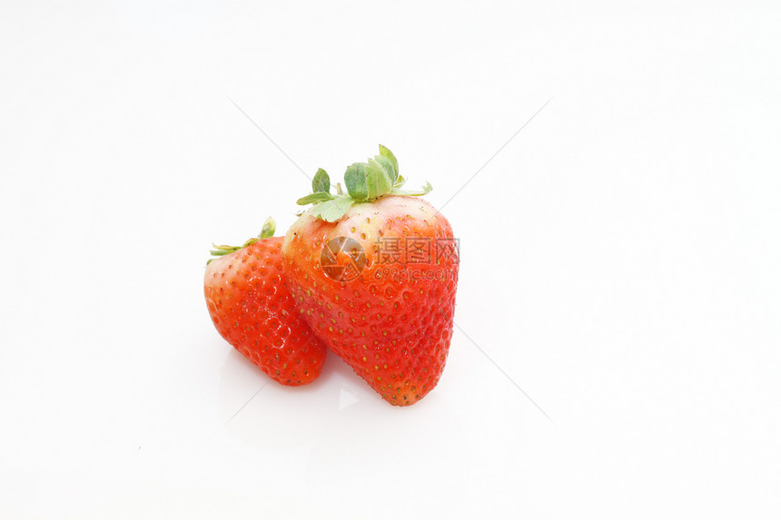 白色背景上孤立的草莓水果种子甜点叶子反射生产食物浆果团体果味图片