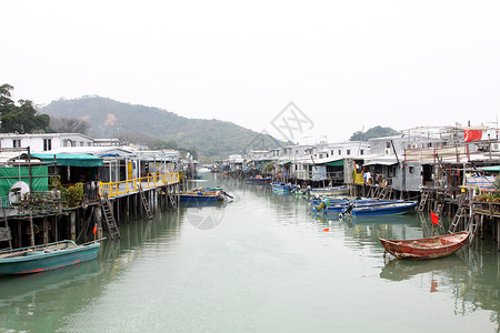 大澳香港Tai O渔业村场景爬坡道村庄蓝色旅行天空木头住宅房子窝棚背景