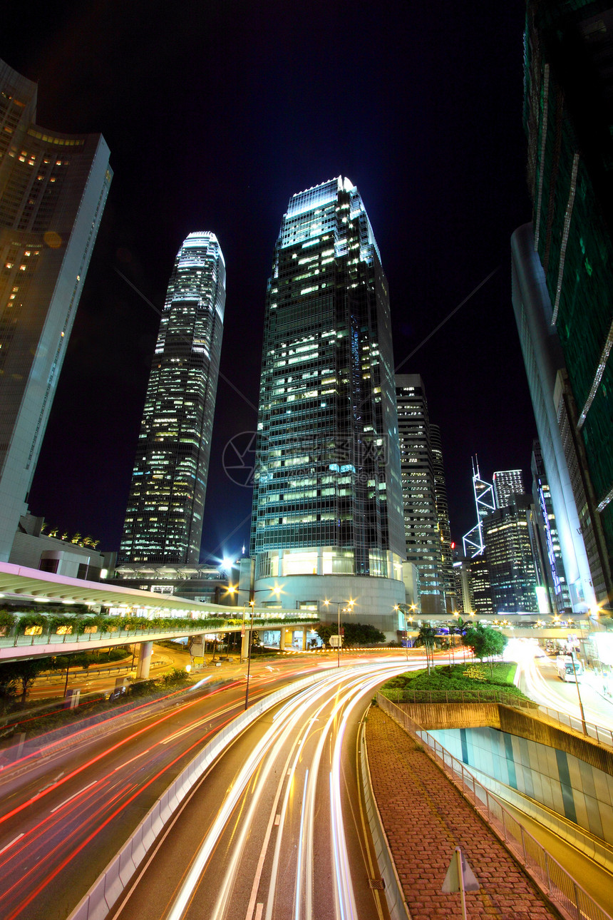晚上在香港商业街道速度建筑辉光交通景观运输蓝色运动图片