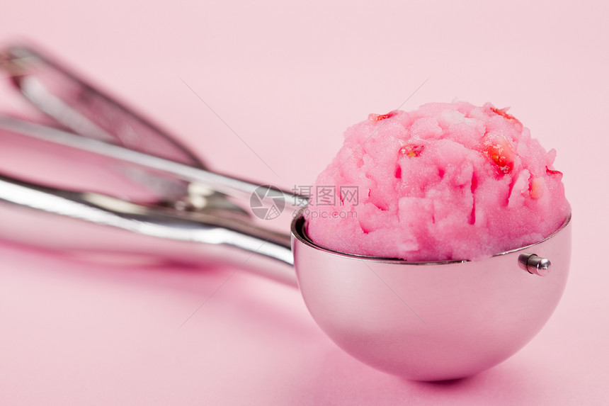 草莓冰霜奶油状奶制品甜点粉色美食勺子牛奶水果奶油静物图片