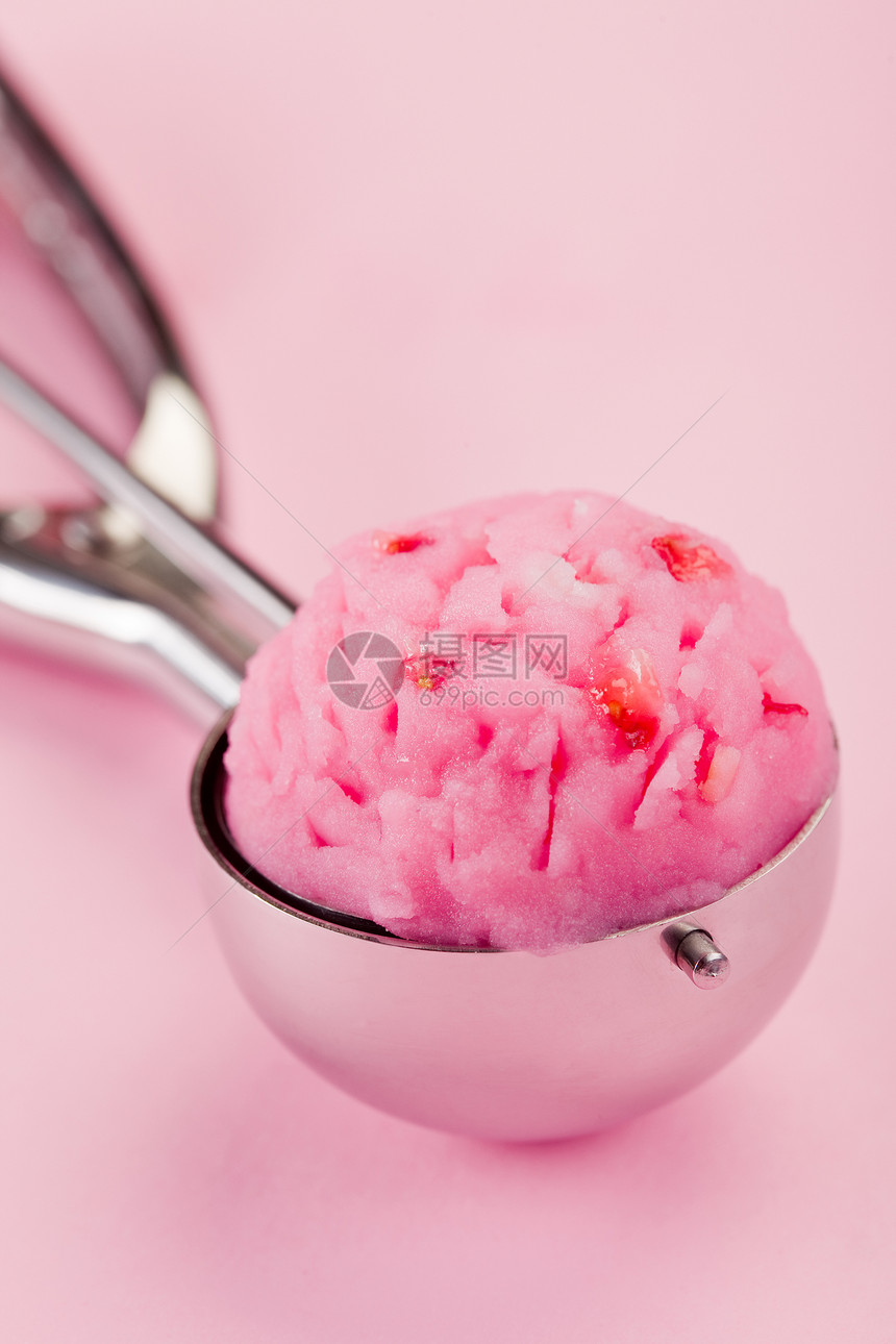 草莓冰霜牛奶静物甜点奶油状美食奶油勺子粉色水果食物图片