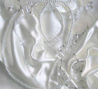 白珍珠和白丝上的蜜蜂珠子细绳礼物宝石丝绸魅力象牙珠宝女性化珍珠背景