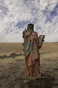 一个无处可逃的死灰复燃的宗教雕像蓝色蓝天上帝女士红色女孩草地黄色礼服背景图片