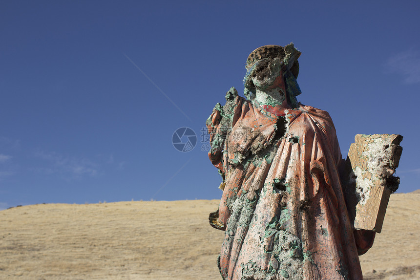 一个无处可逃的死灰复燃的宗教雕像黄色上帝女孩蓝天红色草地蓝色礼服女士图片