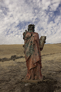 一个无处可逃的死灰复燃的宗教雕像蓝色草地女士礼服女孩蓝天红色上帝黄色背景图片