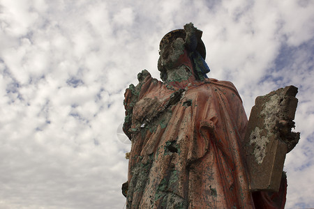 一个无处可逃的死灰复燃的宗教雕像上帝红色黄色女孩女士草地蓝色蓝天礼服背景图片
