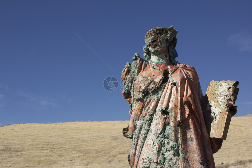 一个无处可逃的死灰复燃的宗教雕像礼服蓝天女孩女士红色黄色草地上帝蓝色图片