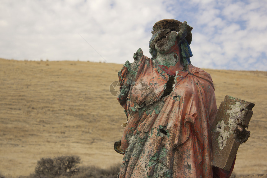 一个无处可逃的死灰复燃的宗教雕像黄色女士蓝色上帝女孩礼服蓝天红色草地图片