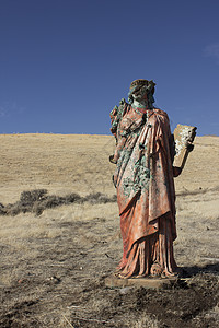 一个无处可逃的死灰复燃的宗教雕像女孩黄色红色礼服蓝色女士草地蓝天上帝背景图片