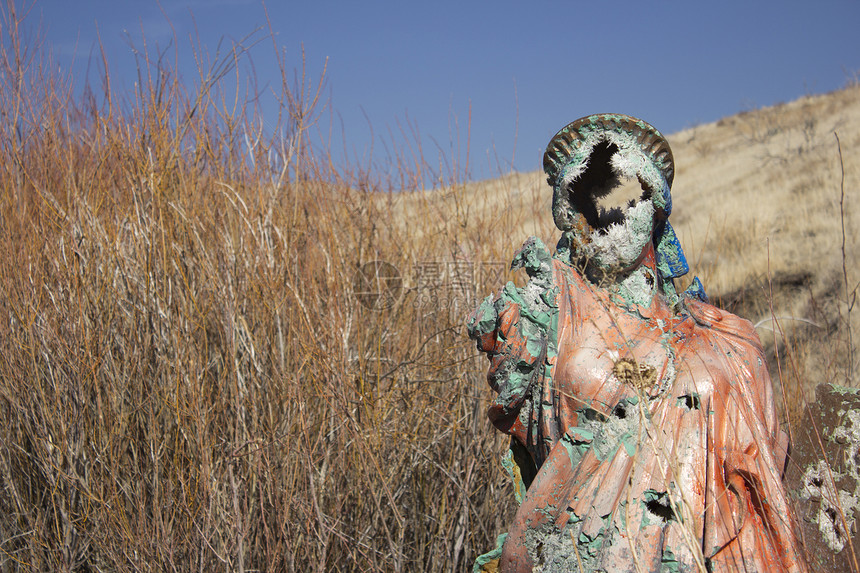 一个无处可逃的死灰复燃的宗教雕像礼服蓝色黄色红色蓝天女士草地女孩上帝图片