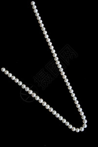 黑天鹅绒上的白珍珠手镯项链女性化象牙珠宝白色展示宝石珠子黑色背景图片