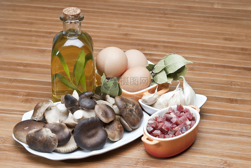 蘑菇 鸡蛋 火腿和橄榄油做饭鲍鱼牡蛎菜单静物食物饮食味道木头美食竹子图片