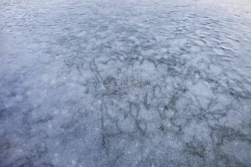 冰雪在冰冻的湖泊上图片